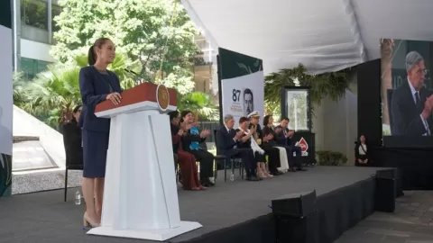 Presidenta firma decreto para expedir leyes secundarias en materia energética