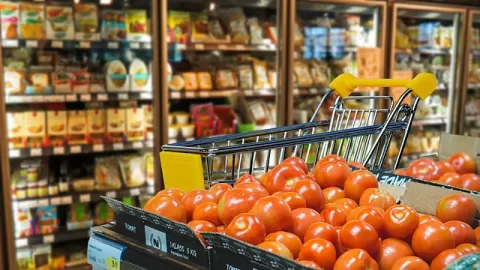 Reportan disminución de 3.81% en el precio de la canasta básica