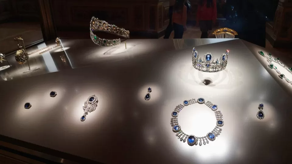 Robo de película en el Louvre: Ladrones se llevan joyas de la realeza francesa en solo 7 minutos