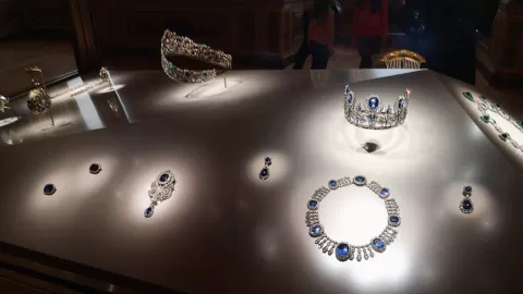 Robo de película en el Louvre: Ladrones se llevan joyas de la realeza francesa en solo 7 minutos