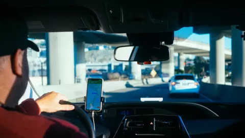SICT reitera: apps de transporte como Uber siguen sin autorización para operar en aeropuertos de México