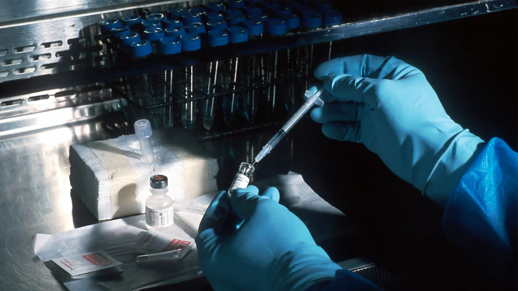 IA revoluciona la biotecnología: startups aceleran el hallazgo de fármacos y transforman la medicina