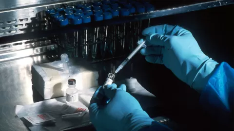 IA revoluciona la biotecnología: startups aceleran el hallazgo de fármacos y transforman la medicina