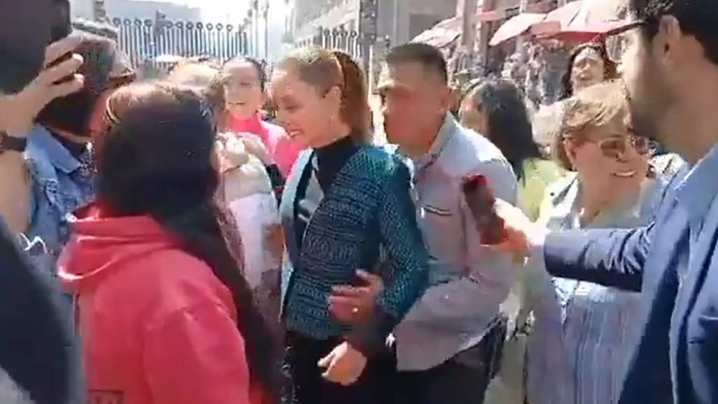 Acoso a Sheinbaum en el Centro Histórico: un hombre la toca durante recorrido público en CDMX