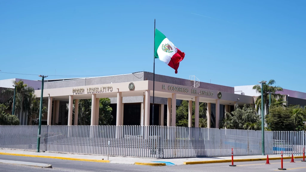 Universitarios se movilizan al Congreso estatal exigiendo respuestas a sus demandas