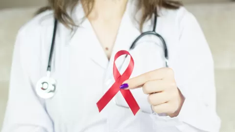 VIH en México: Muertes por complicaciones aumentan por 4to año consecutivo; 80% hombres, alarma por detección tardía