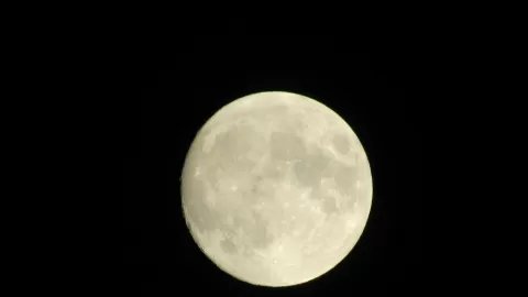 Desvelado el Corazón Oculto de la Luna: Un Hito Astronómico que Reconfigura la Historia del Sistema Solar