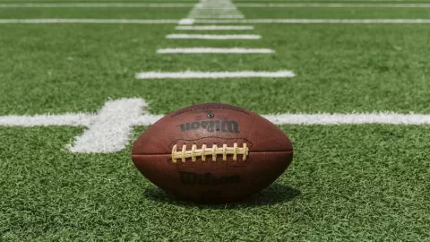 Fiebre Deportiva HOY 11 de Diciembre: Duelos Cruciales en UEFA Europa League, NFL y Semifinales de la NBA Cup