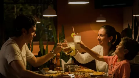 Alerta Inegi: Comer Fuera Dispara el Gasto Familiar a Casi 4 Mil Pesos Trimestrales; ¡Conoce el Impacto en tu Bolsillo!