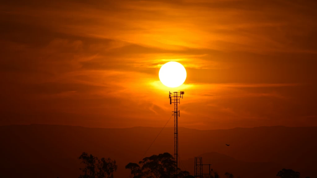 Alerta Global: Tormenta Solar 'Severa' Azota la Tierra con Impacto en Comunicaciones y Sistemas Eléctricos Hoy