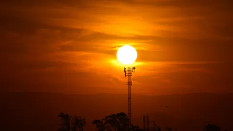 Alerta Global: Tormenta Solar 'Severa' Azota la Tierra con Impacto en Comunicaciones y Sistemas Eléctricos Hoy