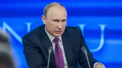 Putin y Trump Abordan Ucrania: Kremlin Revela Detalles Clave de Diálogo Crucial y Hoja de Ruta para la Paz