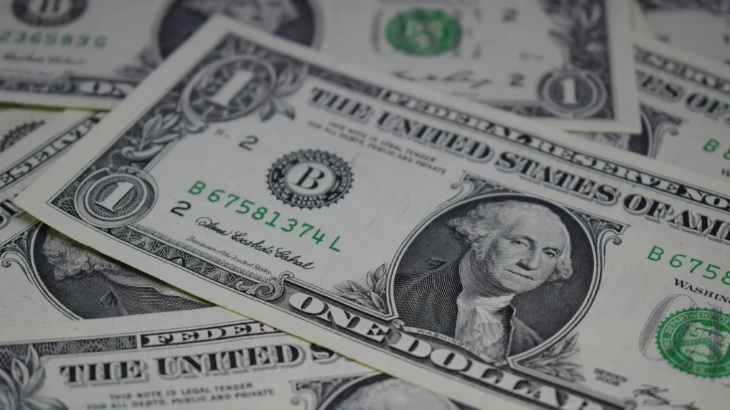 El Peso Mexicano Vuela Alto: Dólar Cae por Histórica Distensión Diplomática y Caos en la Fed de EE. UU.