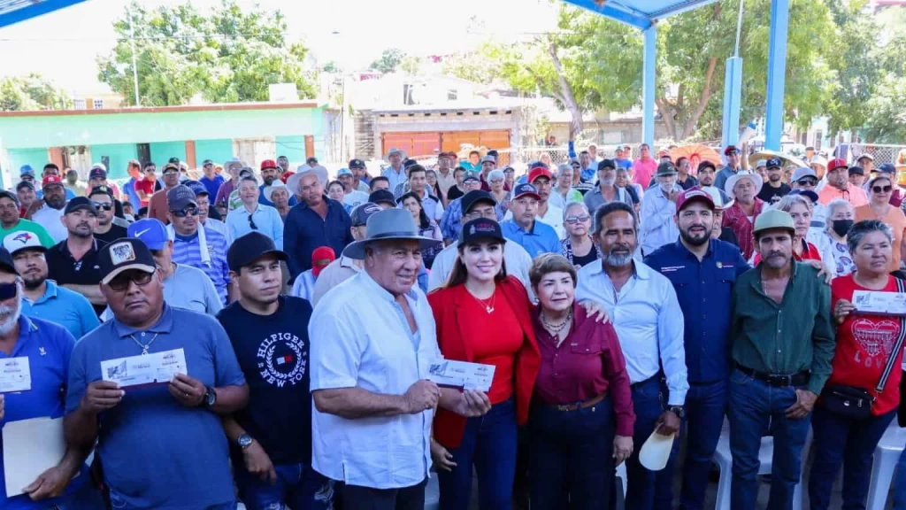 Pescadoras y pescadores de El Huitussi, Guasave reciben tarjetas del programa Bienpesca