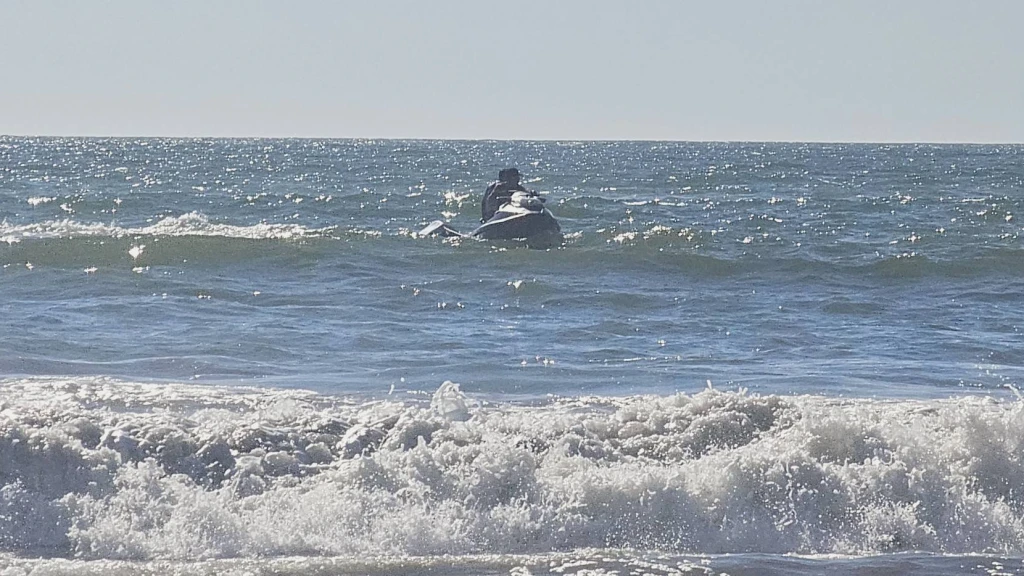 Mar de Fondo Genera Olas de Hasta 3 Metros y Provoca Múltiples Rescates en Playas de Mazatlán