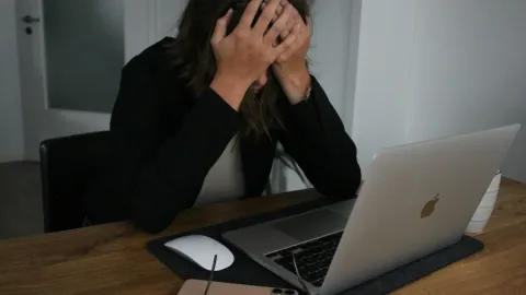 Crisis de Salud Mental en México: Ansiedad y Burnout Disparan 60% de Consultas Laborales, Revela Estudio