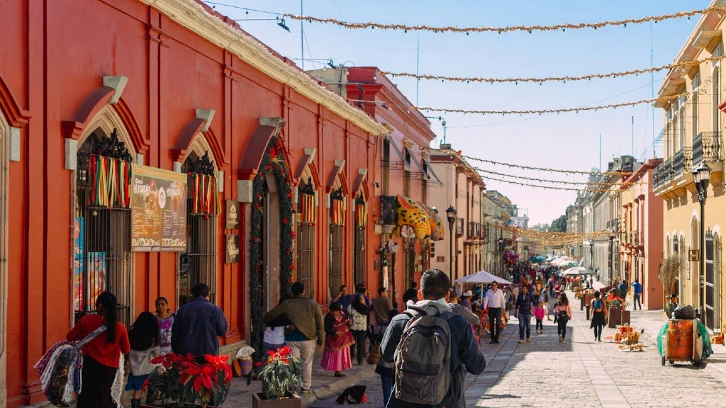 Indignación en Oaxaca: Turistas Españoles Acusados de Discriminación y Xenofobia Contra Mujeres Artesanas