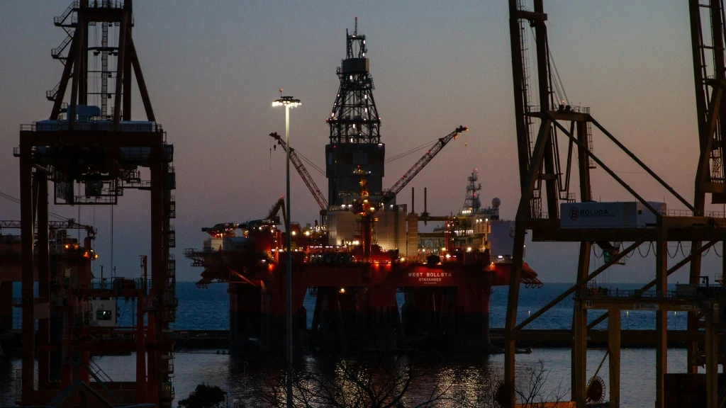 Medida de EEUU: Levanta Sanciones a Petróleo Iraní para Combatir la Inflación de Combustibles Ante la Guerra en el Estrecho de Ormuz
