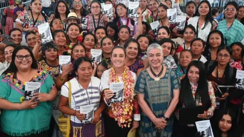 Oaxaca: Reconocen a Mujeres Traductoras y Presentan Cartilla de Derechos Femeninos en 67 Lenguas Indígenas