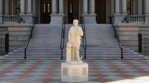 Trump Reaviva Debate: Estatua de Cristóbal Colón en la Casa Blanca Desafía la Narrativa