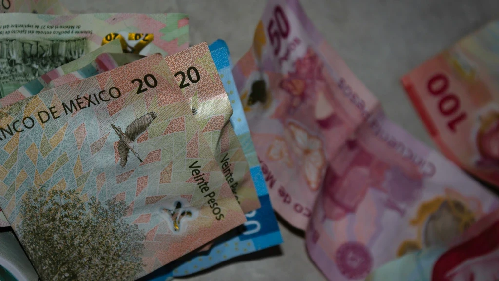 Peso Mexicano se Desploma: Supera las 18 Unidades Frente al Dólar Tras Inesperado Recorte de Banxico y Crece Tensión Global
