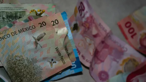 Peso Mexicano se Desploma: Supera las 18 Unidades Frente al Dólar Tras Inesperado Recorte de Banxico y Crece Tensión Global