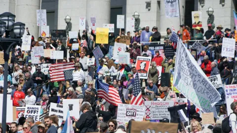 Movimiento 'No Kings' Desata Ola de Protestas Masivas Contra Trump en EE. UU. y el Mundo