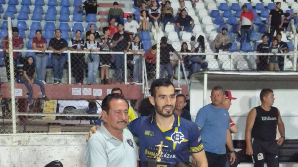 Jonathan Osuna, MVP del torneo y anotador de dos goles que le dan el Bicampeonato a El Chaleco en esta gran final.