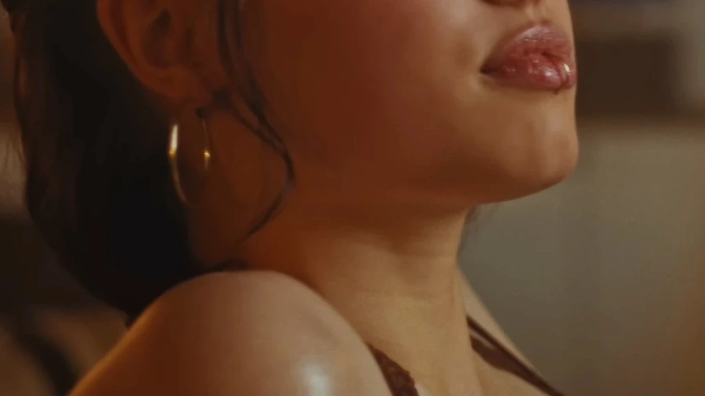 ¡Impactante Debut! Shiloh Jolie, Hija de Angelina, Arrasa en Video K-Pop y Deslumbra por su Increíble Parecido con su Madre