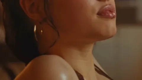 ¡Impactante Debut! Shiloh Jolie, Hija de Angelina, Arrasa en Video K-Pop y Deslumbra por su Increíble Parecido con su Madre