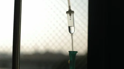 Tragedia en Sonora: Seis Muertes por Suero Vitaminado Suscitan Investigación Masiva Contra Médico y Clínica