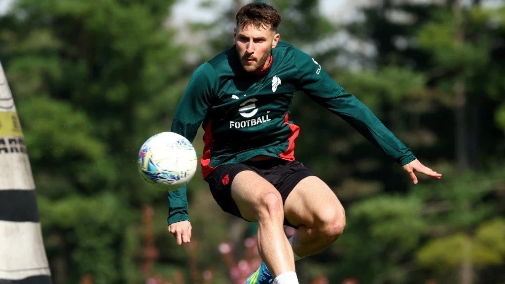 Mexicanos en Europa: Santiago Giménez y Johan Vásquez Participan este Lunes 6 de Abril en la Serie A y Eerste Divisie