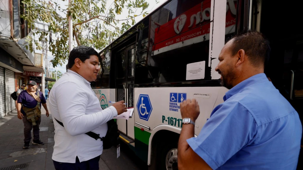 Realizan inspectores operativo de verificación de unidades de transporte urbano, para mejorar el servicio