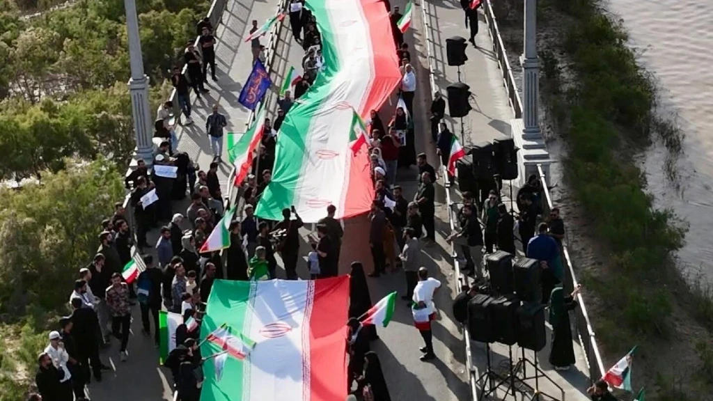 Tensión Extrema en Irán: Cadenas Humanas Desafían a Trump Mientras Bombardeos Azotan la Isla de Jarg y la Región.