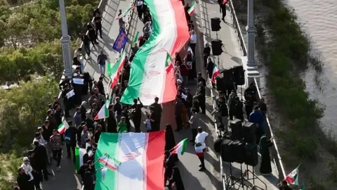 Tensión Extrema en Irán: Cadenas Humanas Desafían a Trump Mientras Bombardeos Azotan la Isla de Jarg y la Región.