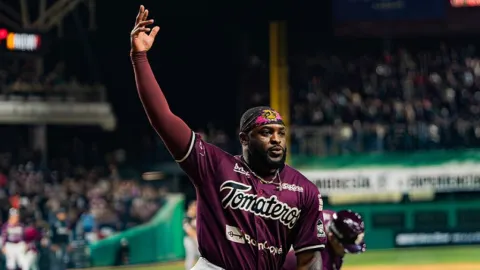 Dwight Smith Jr se queda en Tomateros de Culiacán