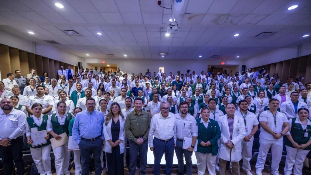 El Gobernador Rocha Moya y el director del IMSS Bienestar, Alejandro Svarch, dan la bienvenida a 154 especialistas de la salud