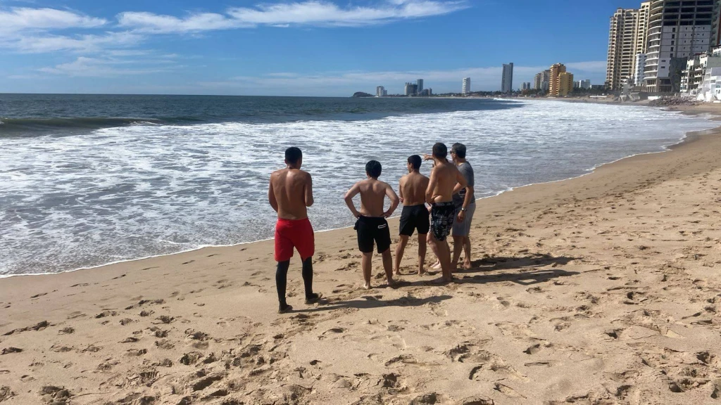 Rescate en Mazatlán: Salvavidas Salvan a 12 Bañistas de Fuerte Oleaje y Alertan por 'Quemadores'