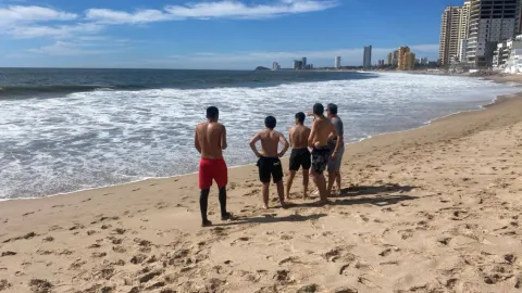 Rescate en Mazatlán: Salvavidas Salvan a 12 Bañistas de Fuerte Oleaje y Alertan por 'Quemadores'