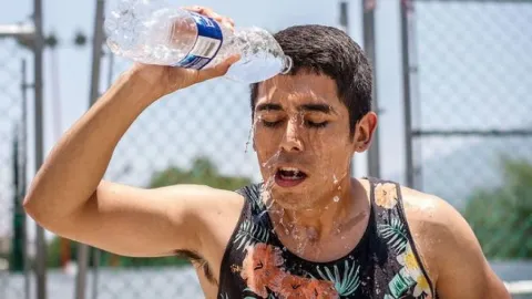 México Enfrenta Cifras Alarmantes: 102 Casos de Deshidratación y Golpes de Calor, con Dos Defunciones en el Primer Trimestre de 2026