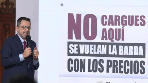 Profeco colocará lonas en gasolineras con precios caros de combustible regular y diésel