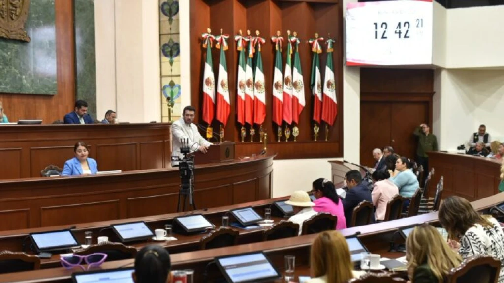 Pleno del Congreso da lectura a dos dictámenes y cinco nuevas iniciativas