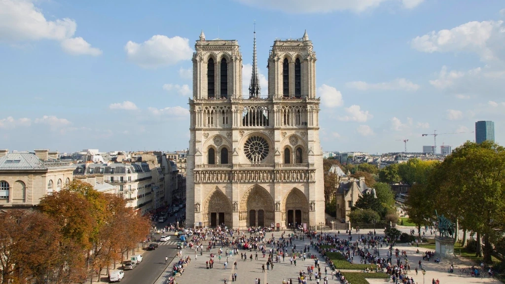 Notre-Dame: Siete Años Después del Incendio, la Catedral Renace y Rompe Récords de Visitas en el Día Mundial del Arte 2026
