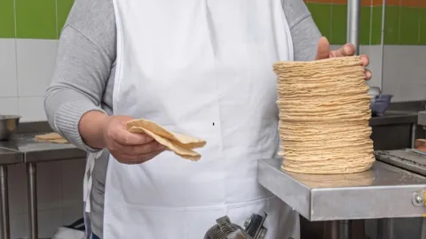 Descartan alzas al precio de la tortilla y llaman a no atender versiones falsas sobre costos del maíz y la harina
