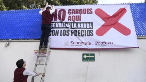 Profeco coloca primeras lonas en gasolineras que se vuelan la barda con los precios