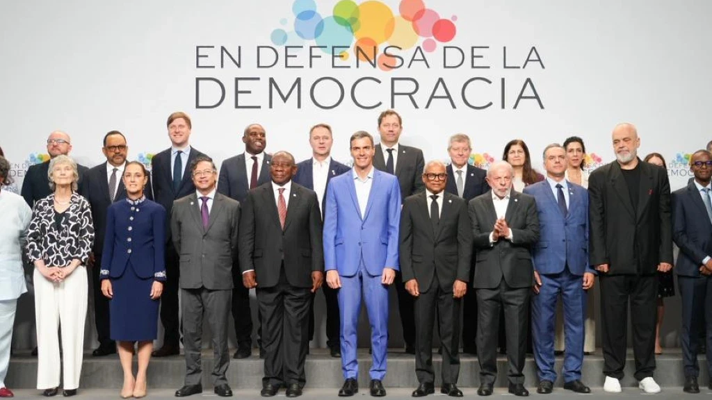 Sheinbaum Lanza Iniciativas en Cumbre de la Democracia: Reforestación Global con Gasto Militar y Declaración Contra Intervención en Cuba