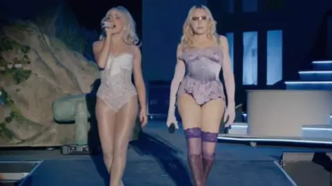 Coachella 2026: Sabrina Carpenter y Madonna Sorprenden con un Dúo y Anuncian Nueva Música