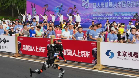 Robot Humanoide Bate Récord Humano de Media Maratón en Pekín y Abre Nueva Era en Robótica e IA
