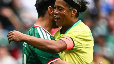 Leyendas de México Vencen 3-2 a Brasil en Duelo Épico Lleno de Magia y Nostalgia Futbolística