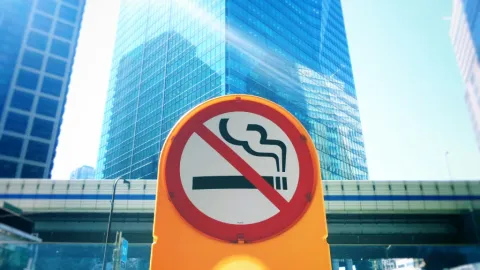 Reino Unido Aprueba Ley Histórica: Primera Generación Libre de Tabaco con Prohibición Vitalicia para Nacidos Después de 2008